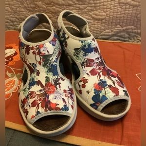 BZEES sandals, size 8medium